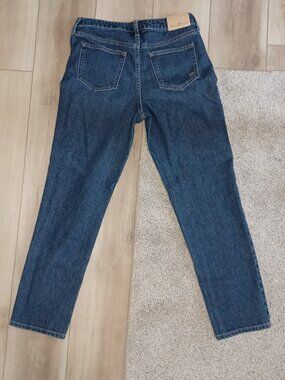 Seven7 slim straight Jean size 4 27-inch inseam